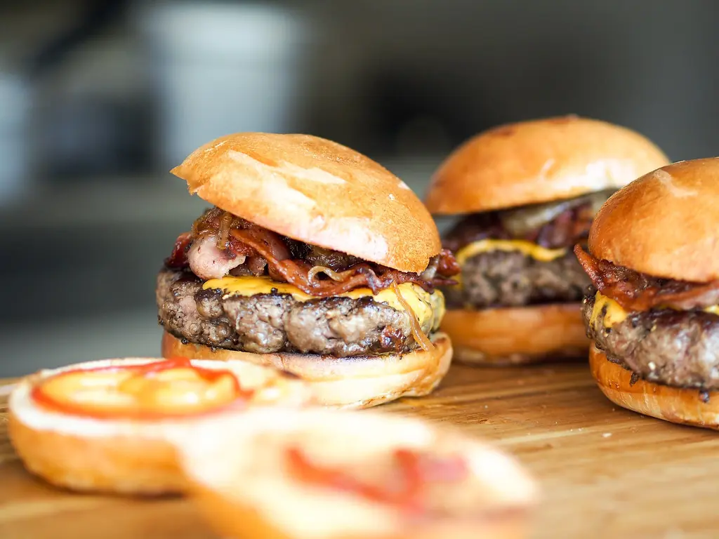 A tökéletes házi hamburger: a húsválasztástól a tálalásig