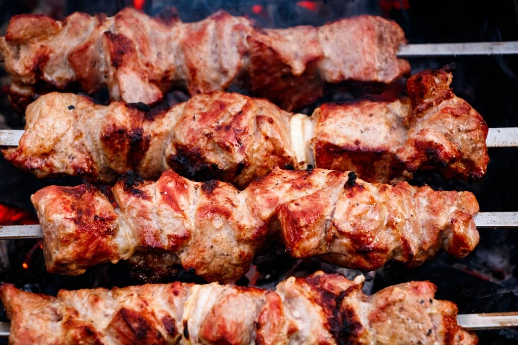 Pácolás és marinád: hogyan legyen szaftos és ízes a grillhús