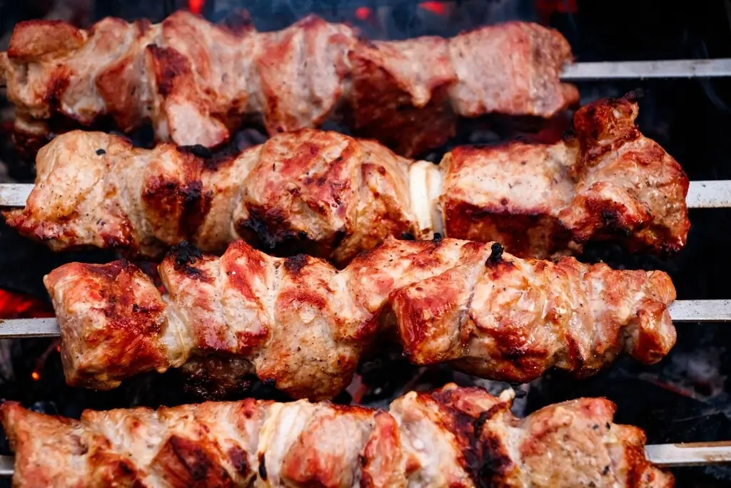 Pácolás és marinád: hogyan legyen szaftos és ízes a grillhús
